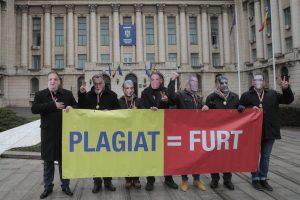 Specialistul în combaterea traficului de droguri, Cătălin Țone, fost polițist pensionat la 48 de ani, a fost acuzat de plagiat în două teze de doctorat susținute la doar 36 de zile distanță, conform dezvăluirilor jurnalistei Emilia Șercan