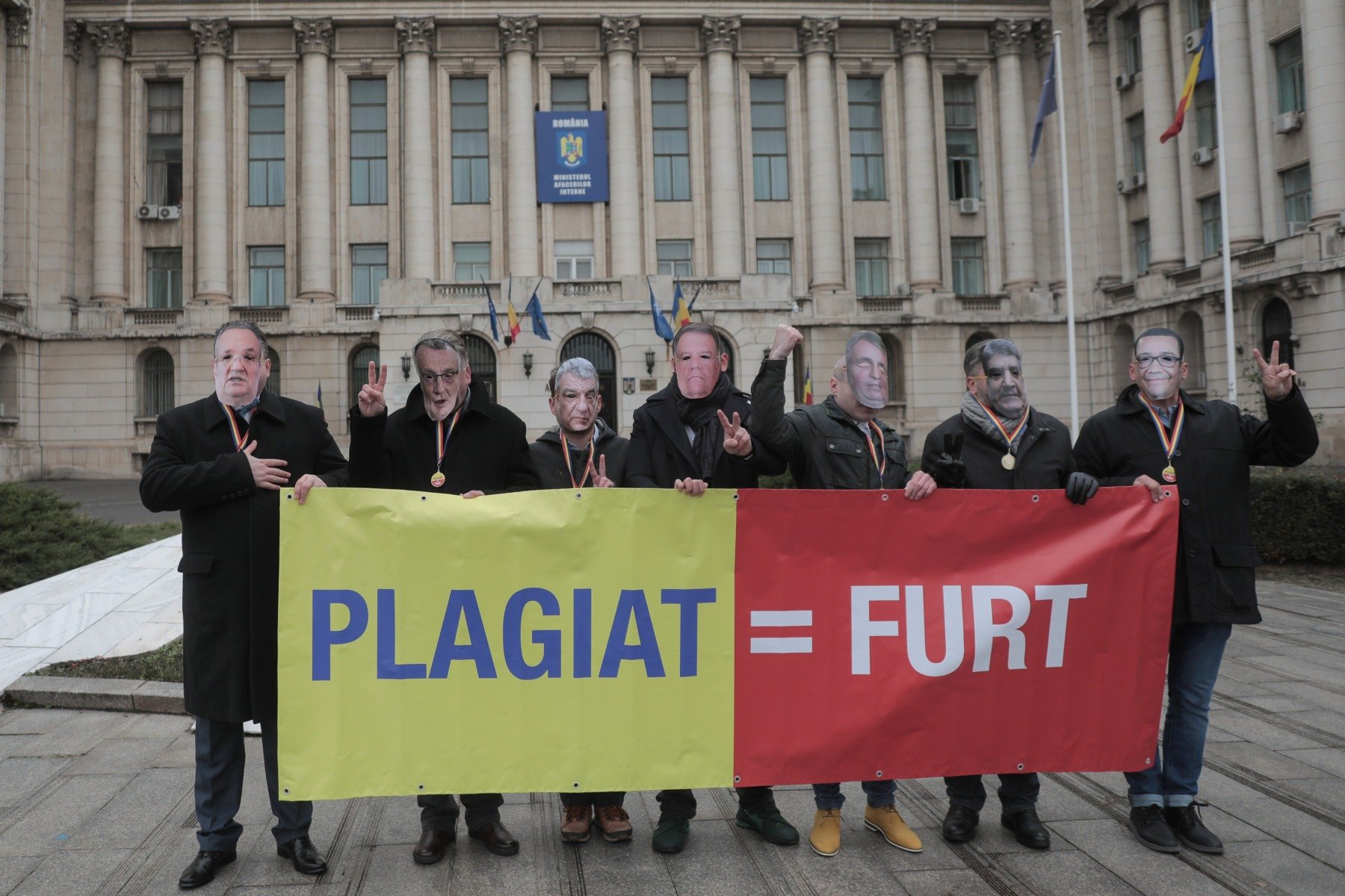 Specialistul în combaterea traficului de droguri, Cătălin Țone, fost polițist pensionat la 48 de ani, a fost acuzat de plagiat în două teze de doctorat susținute la doar 36 de zile distanță, conform dezvăluirilor jurnalistei Emilia Șercan