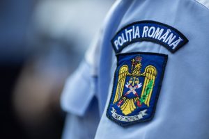 Bărbat din Brașov, fără permis și sub influența alcoolului, lovește cu mașina zidul unei case și părăsește accidentul după ce autovehiculul ia focea noastră”