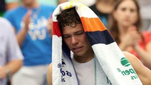 Tenismenul Ben Shelton se retrage din meciul de la Turneul Open din cauza unei accidentari; Frances Tiafoe este eliminat din competiție.