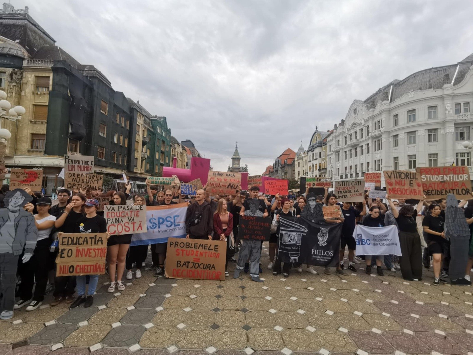 Imagini și înregistrări ale demonstrației studenților din Timișoara împotriva reducerilor bugetare în sistemul educațional / „Educația nu este o cheltuială, ci o investiție”