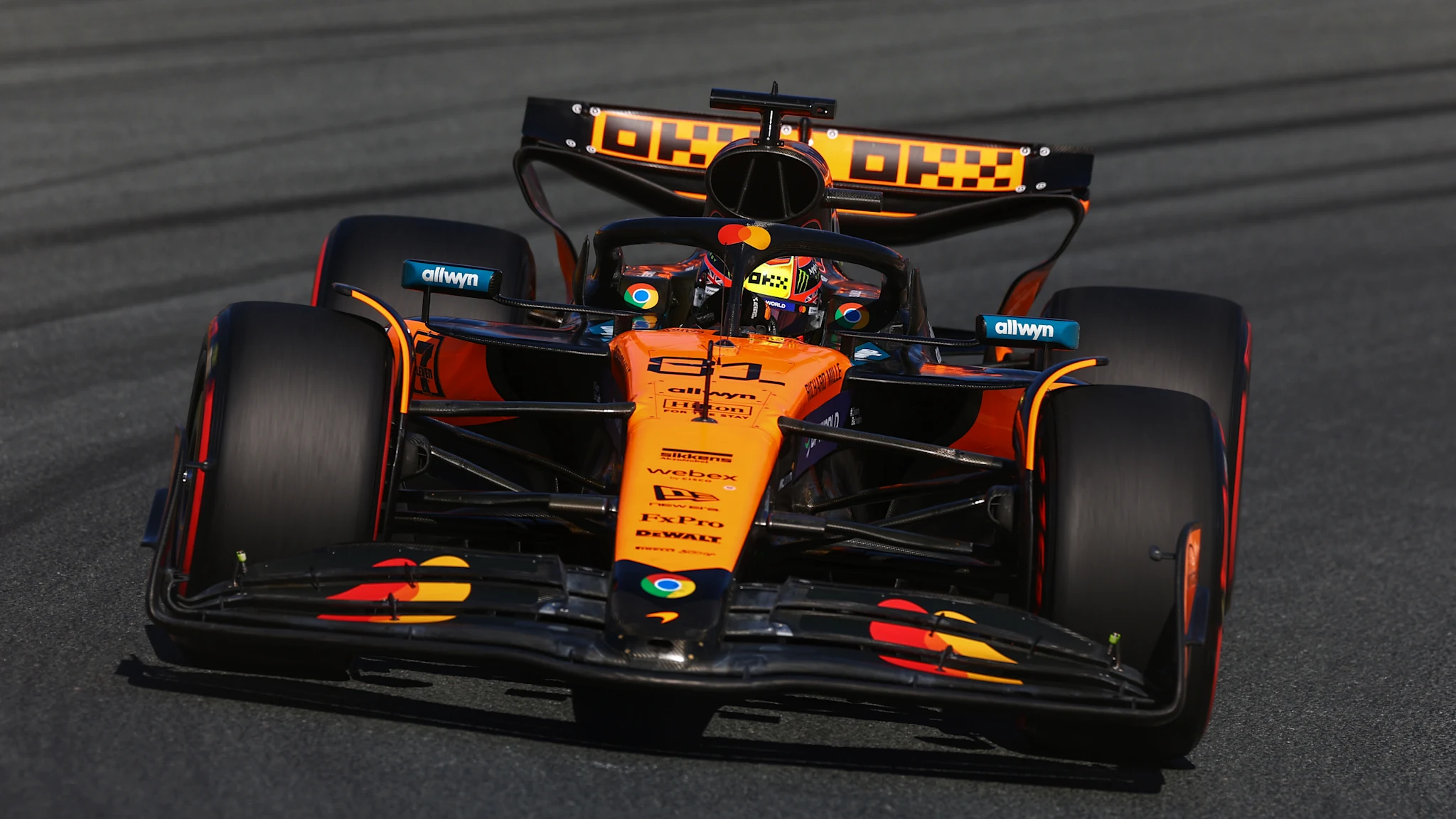 [ad_1] Pilotal de curse Oscar Piastri a obținut pole position pentru marele premiu al Țărilor de Jos, după ce l-a întrecut pe colegul de echipă Lando Norris într-o luptă palpitantă care a continuat până în momentele finale ale calificărilor