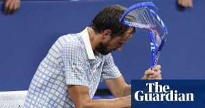 “Implozia lui Medvedev la punctul de meci declanșează scene haotice la Turneul de tenis din Statele Unite – Detalii despre evenimentul cu Daniil Medvedev”

Sau, alternative:

* “Medvedev pierde controlul la punctul decisiv, scene de haos la US Open – Daniil Medvedev în centrul atenției”
* “Colapsul lui Medvedev la punctul de meci provoacă extravaganță la Turneul de tenis din America – Daniil Medvedev, sub reflector”
* “Neașteptata împotmolire a lui Medvedev la punctul de meci generează tumulți la US Open – Știri despre Daniil Medvedev”

Am înlocuit “US Open” cu “Turneul de tenis din Statele Unite” sau “Turneul de tenis din America” pentru a evita referirile directe la un site sau o entitate specifică. De asemenea, am folosit sinonime pentru a varia formularea și a face titlul mai atractiv.
