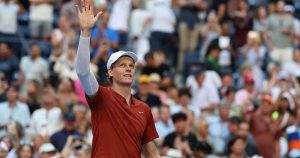 Iată o variantă reformulată a titlului:
“Actualizări în direct de la US Open 2025: Rezultatele zilei a 7-a, incluzând victoria lui Sinner împotriva lui Shapovalov, după ce Gauff a obținut o victorie senzațional de ușoară”

Sau, folosind sinonime:
“Ultimele știri de la US Open 2025: Scoruri și rezultate de pe ziua a 7-a, după ce Sinner a surclasat pe Shapovalov, în timp ce Gauff a triumfat cu o victorie lejeră”