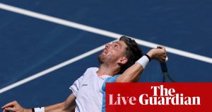 Iată o reformulare a titlului:

“Turneul de tenis US Open 2025: Norrie se califică pentru meciul cu Djokovic, Draper se retrage după victoria lui Raducanu – cronica evenimentului”

Sau, utilizând sinonime:

“Competiția de tenis US Open 2025: Norrie obține șansa de a juca împotriva lui Djokovic, Draper renunță la competiție după victoria remarcabilă a lui Raducanu – relatarea live a evenimentului”