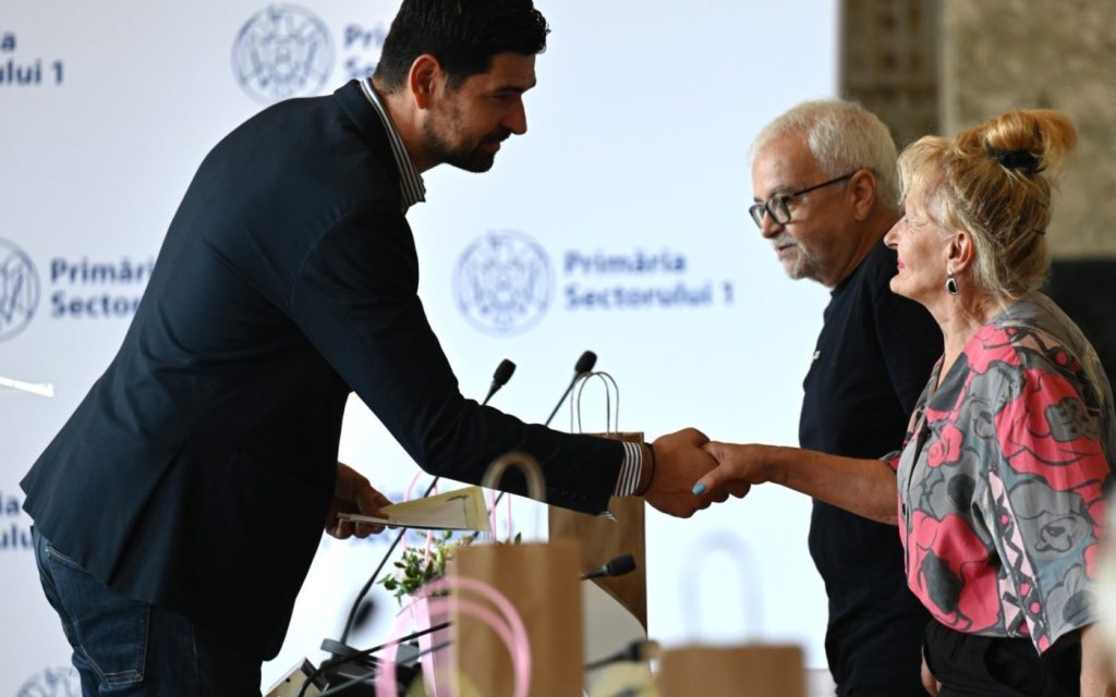 [ad_1] Zece cupluri din Sectorul 1 celebrând 50 de ani de căsnicie au fost recompensate cu un stimulent financiar de 1.500 de lei, oferit de autoritățile locale