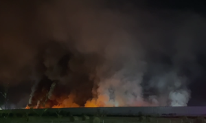 Incendiu puternic la localul Dragonul Roşu: flăcări masive, vizibile de la distanţă, după patru ore de la debutul evenimentului tragic.