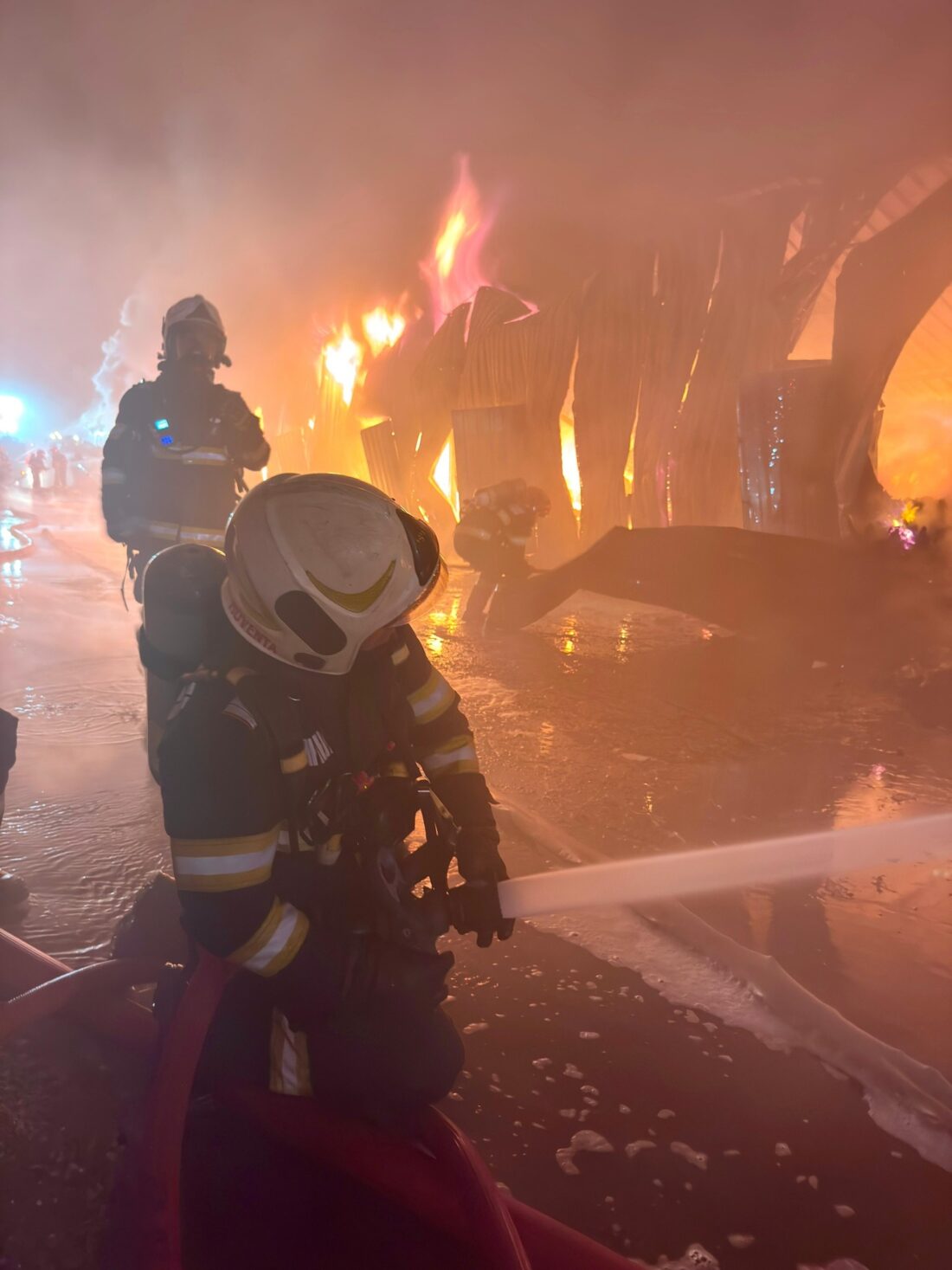 Fumul dens de la incendiu, din zona Dragonul Roșu, sufocă Bucureștiul; aerul devine dificil de respirat în mai multe cartiere ale capitalei