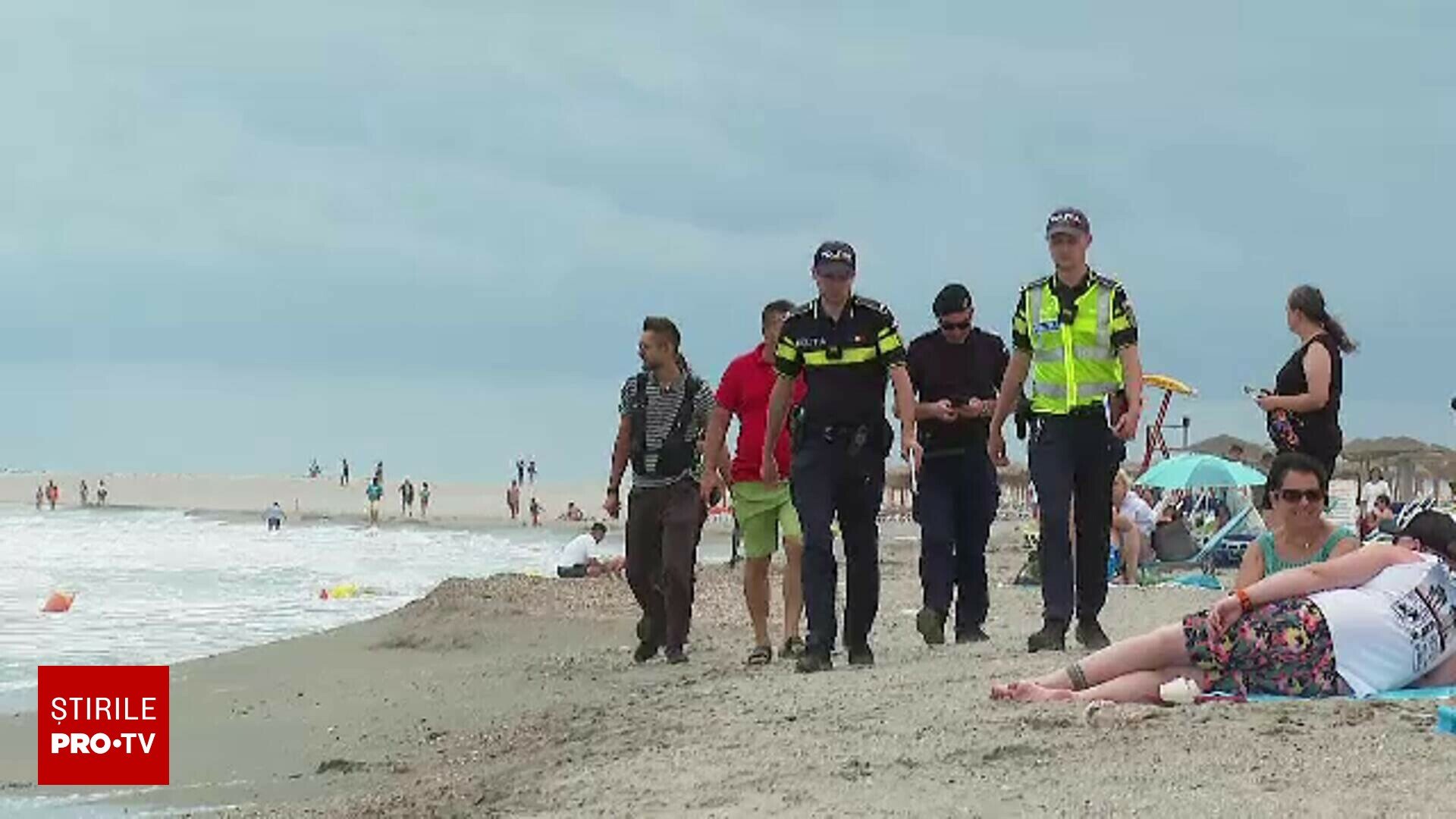 Autoritățile au intensificat controalele pe litoral pentru a-i descuraja pe turiști să se îngrije în mare, chiar dacă aceștia își doresc doar să se relaxeze