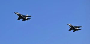 Avioanele de luptă kazahă escortează avionul Regelui Abdullah al II-lea al Iordaniei.