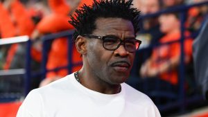 Iată o posibilă reformulare a titlului: “Fostul jucător de fotbal americani Michael Irvin a făcut o prezicere îndrăzneață despre schimbul jucătorului Micah Parsons, garantând un anumit rezultat”

Sau, utilizând sinonime:
“Legendara vedetă a fotbalului american Michael Irvin a făcut o declarație incredibilă despre posibila tranzacționare a lui Micah Parsons, promițând un anumit deznodământ”

Sau, într-o variantă mai succintă:
“Michael Irvin face o prezicere surprinzătoare despre viitorul lui Micah Parsons”