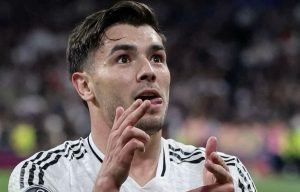 Aici este o varianta reformulata a textului: “Real Madrid: Brahim Diaz realizeaza o premiera de la plecarea sa de la clubul italian AC Milan”. Sau, o alta varianta: “Real Madrid: Brahim Diaz obtine un succes pentru prima data de când a parasit echipa de fotbal AC Milan din Italia”.