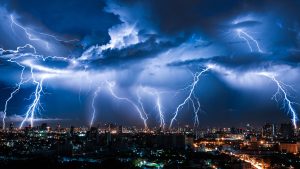 Furtuni violente, grindină și ploi torențiale în următoarele ore; cod roșu emis de meteorologi