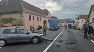 Accident pe DN13: cisternă cu lapte, una cu ciment și mașină, un rănit