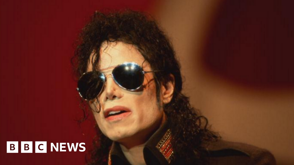 [ad_1] lucrătorul depozitului lucasz zawadzski a fost dat afară de la locul de muncă după ce a fost acuzat de a-l impersona pe michael jackson față de un coleg, dar un tribunal a decis că a fost concediat în mod nefondat