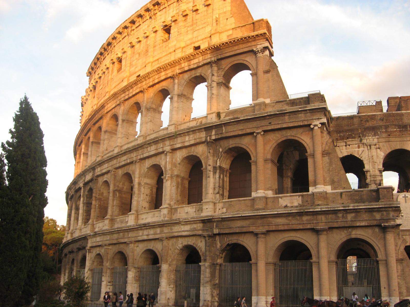 Ghid turistic decedat în interiorul Colosseumului
