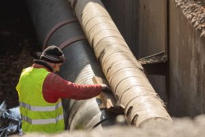 Probleme cu apa caldă pentru jumătate dintre locuitorii Bucureștiului: Termoenergetica a reparat o conductă veche de patruzeci de ani, dar reluarea fluxului poate dura până la 12 oreea noastră”