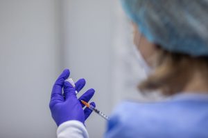 FDA aproba în Statele Unite vaccinurile COVID-19 actualizate pentru persoanele peste 65 de ani și pentru cei cu risc crescutea noastră”