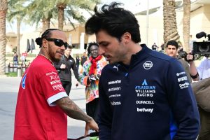 Ce spun insiderii Ferrari despre posibila înlocuire a lui Hamilton cu Sainz