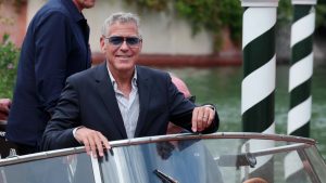 Iată o posibilă reformulare a titlului: “George Clooney se retrage din programul de la Veneția din cauza stării de sănătate precare” sau “George Clooney este nevoit să-șiAdjusteze programul la Festivalul de la Veneția din cauza unei afecțiuni medicale”.

Dacă doriți o variantă mai concisă, puteți încerca: “George Clooney, bolnav, se retrage de la Veneția” sau “Starea de sănătate a lui George Clooney îl obligă să-și schimbe programul”.