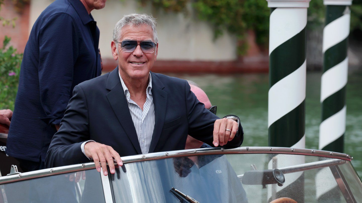 Iată o posibilă reformulare a titlului: „George Clooney se retrage din programul de la Veneția din cauza stării de sănătate precare” sau „George Clooney este nevoit să-șiAdjusteze programul la Festivalul de la Veneția din cauza unei afecțiuni medicale”.

Dacă doriți o variantă mai concisă, puteți încerca: „George Clooney, bolnav, se retrage de la Veneția” sau „Starea de sănătate a lui George Clooney îl obligă să-și schimbe programul”.