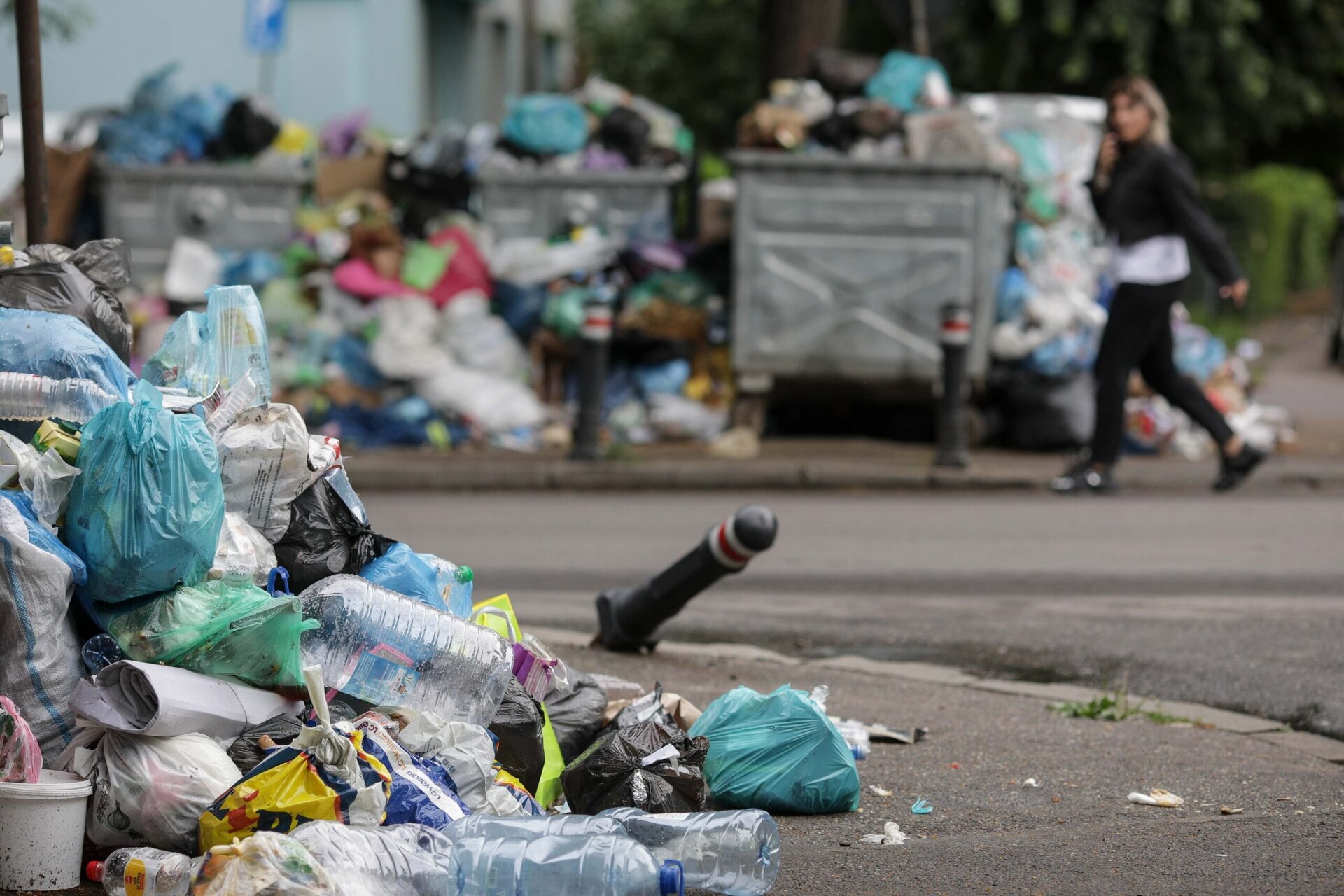 [ad_1] Bucureștiul se confruntă cu o criză în gestionarea deșeurilor, avertizează raportul „Starea Mediului București 2025”
