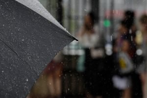 Furtuni și grindină, cod portocaliu și galben până luni seară