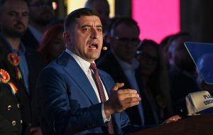 George Simion, liderul extremist, critică PSD după declarația lui Sorin Grindeanu despre neîncheierea unei alianțe cu AUR: PSD, aliniat cu Sistemul și susținător al politicilor de austeritate pentru români, cheamă la proteste la sediile județene ale social-democrațilorea noastră”