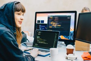 Microsoft a folosit AI pentru a corecta internetul, dar a făcut greșeli majore, generând probleme serioase