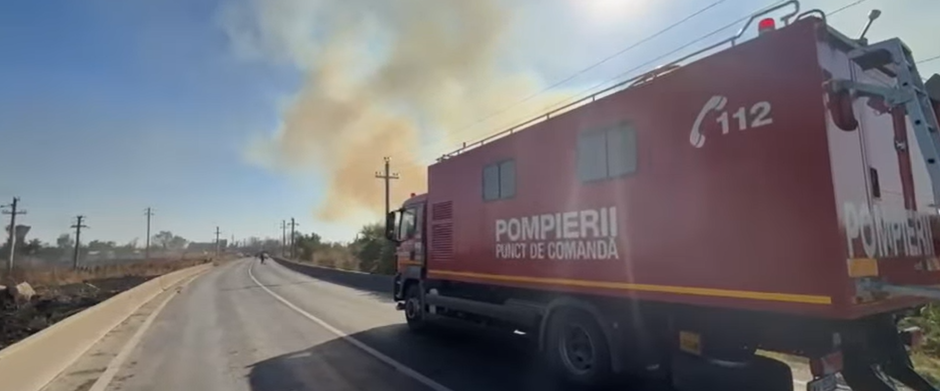 Incendiu de deşeuri în localitatea Glina, în apropiere de Bucureşti. Există risc ca focul să se extindă la locuinţe. A fost emis un Ro-Alert