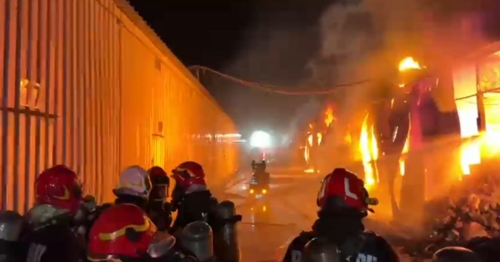 Incendiul de la Dragonul Roșu, din Capitală: focul a afectat aproape 4.000 mp. Pompierii s-au luptat ore întregi cu flăcările