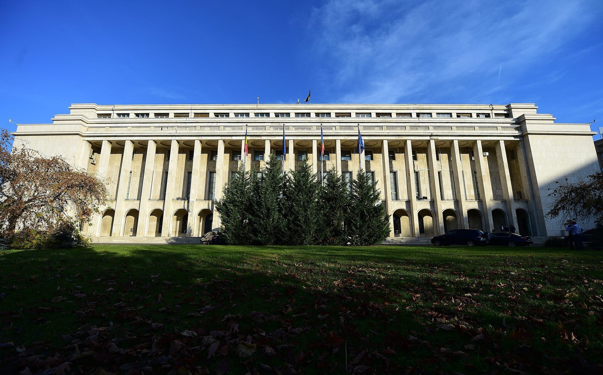 [ad_1] Romanii, de ambele sexe, cu varsta intre 18 si 35 de ani, vor avea posibilitatea de a cere Ministerului Apararii sa se alature, in calitate de voluntari, unui program de instruire militara de baza, in conformitate cu un proiect de lege ce va fi discutat in sedinta de joi a Guvernului, conform surselor Agerpres.Durata de desfasurare a acestui program de formare va fi de pana la patru luni, putand fi accesat de persoanele care nu au efectuat serviciul militar activ sau in rezerva