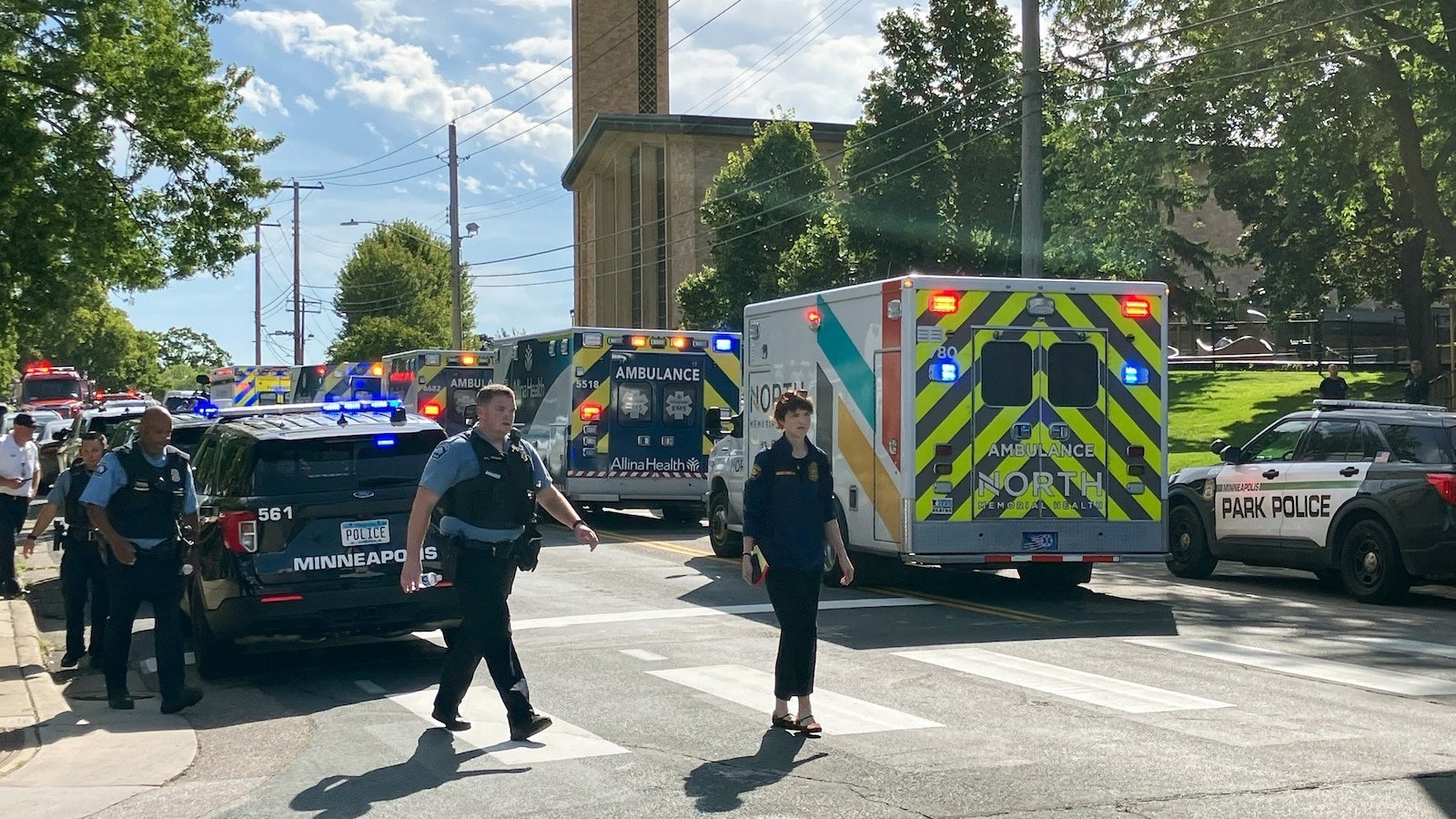 [ad_1] În data de 27 august 2025, a avut loc un tragic incident în Minneapolis, Minnesota, când un tirador a deschis focul în afara unei biserici catolice, Annunciation Church, care găzduiește și o școală elementală, ucigând doi copii și rănind alți 18