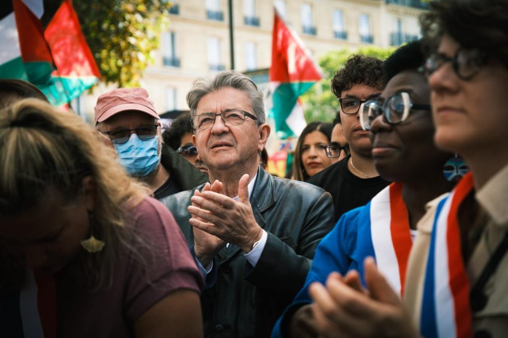 Jean-Luc Melenchon anunță inițierea unei acțiuni de destituire a lui Emmanuel Macron în Parlament, la 23 septembrie, fiind de părere că cel mai rapid este ca liderul să demisioneze