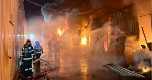 Incendiu puternic în București, intervenție dificilă.