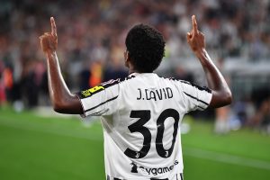 “A întâlnit toate așteptările” după victoria de debut cu scorul de 2-0 la Juventus. 

Sau, o alta varianta, mai Sainteza:
“Juventus, o experiență care a depășit așteptările” după triumful de debut cu scorul de 2-0.