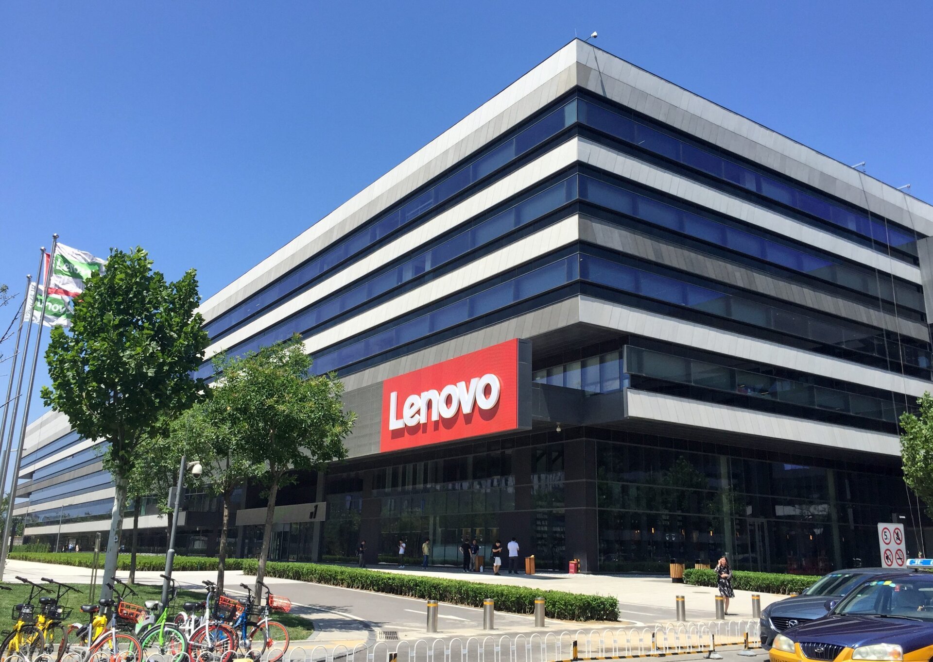 [ad_1] Lenovo raportează rezultate financiare remarcabile pentru primul trimestru al anului fiscal 2025/26, demonstrând că investițiile în tehnologii emergente, în special inteligența artificială hibridă, și excelența operațională pot genera performanțe solide chiar și într-un mediu economic instabil
