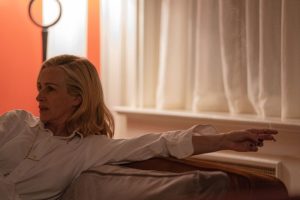 Julia Roberts este extraordinară, dar scenariul este slab. 

Sau o alta varianta: 
Talentul lui Julia Roberts strălucește, dar povestea suferă din cauza unui scenariu slab. 

O alta varianta: 
Julia Roberts oferă o interpretare remarcabilă, dar calitatea scenariului lasă de dorit.
