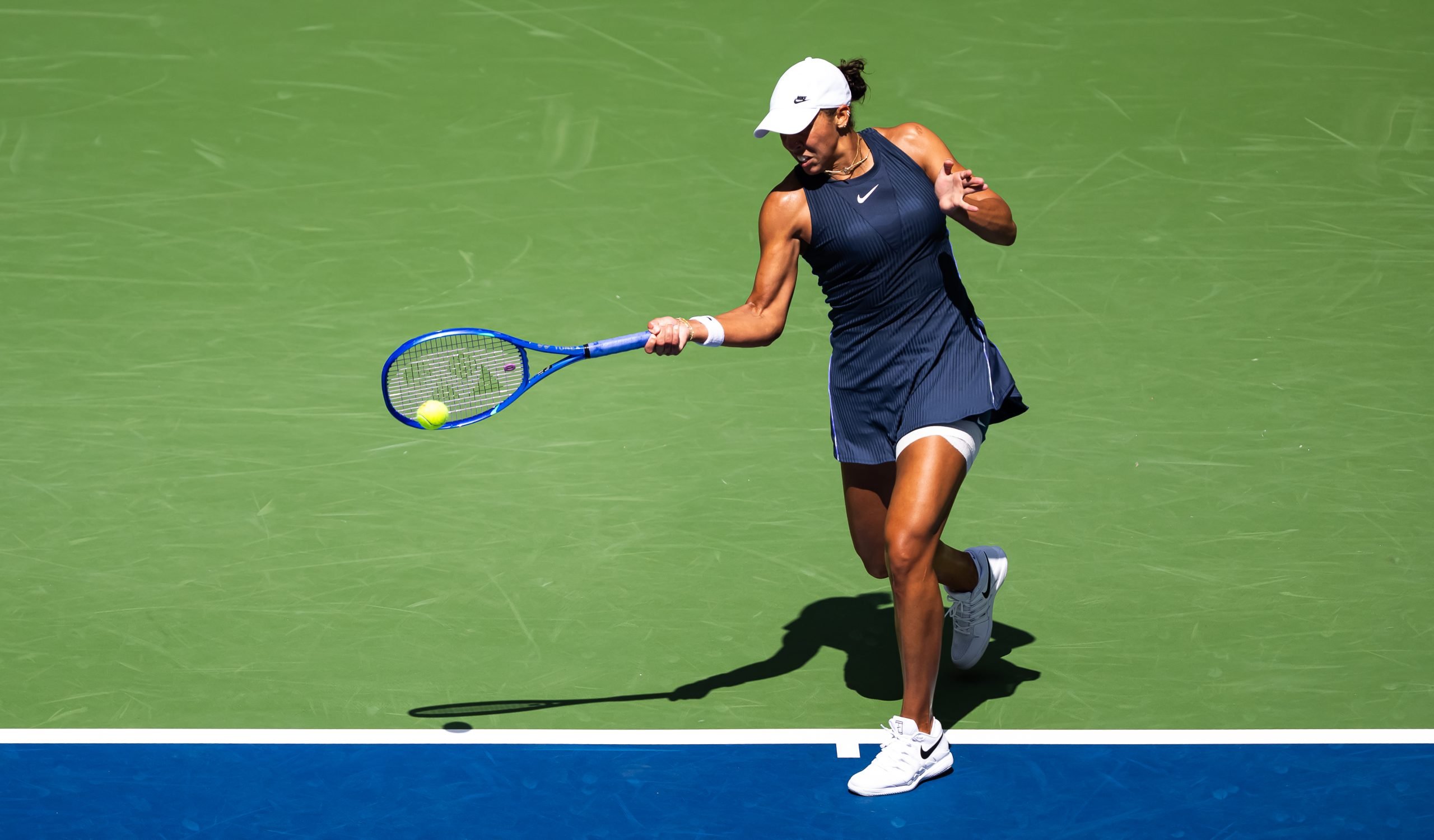 [ad_1] Madison Keys, tânăra campioană americană de tenis, a suferit o înfrângere surprinzătoare în primul tur al US Open, pierzând în fața mexicancei Renata Zarazua, necalificată, cu scorul 6-7, 7-6, 7-5._KEYS a recunoscut că a fost afectată de nervozitate și presiunea de a juca ca campioană, ceea ce a dus la o serie de erori neforțate și decizii luate în grabă