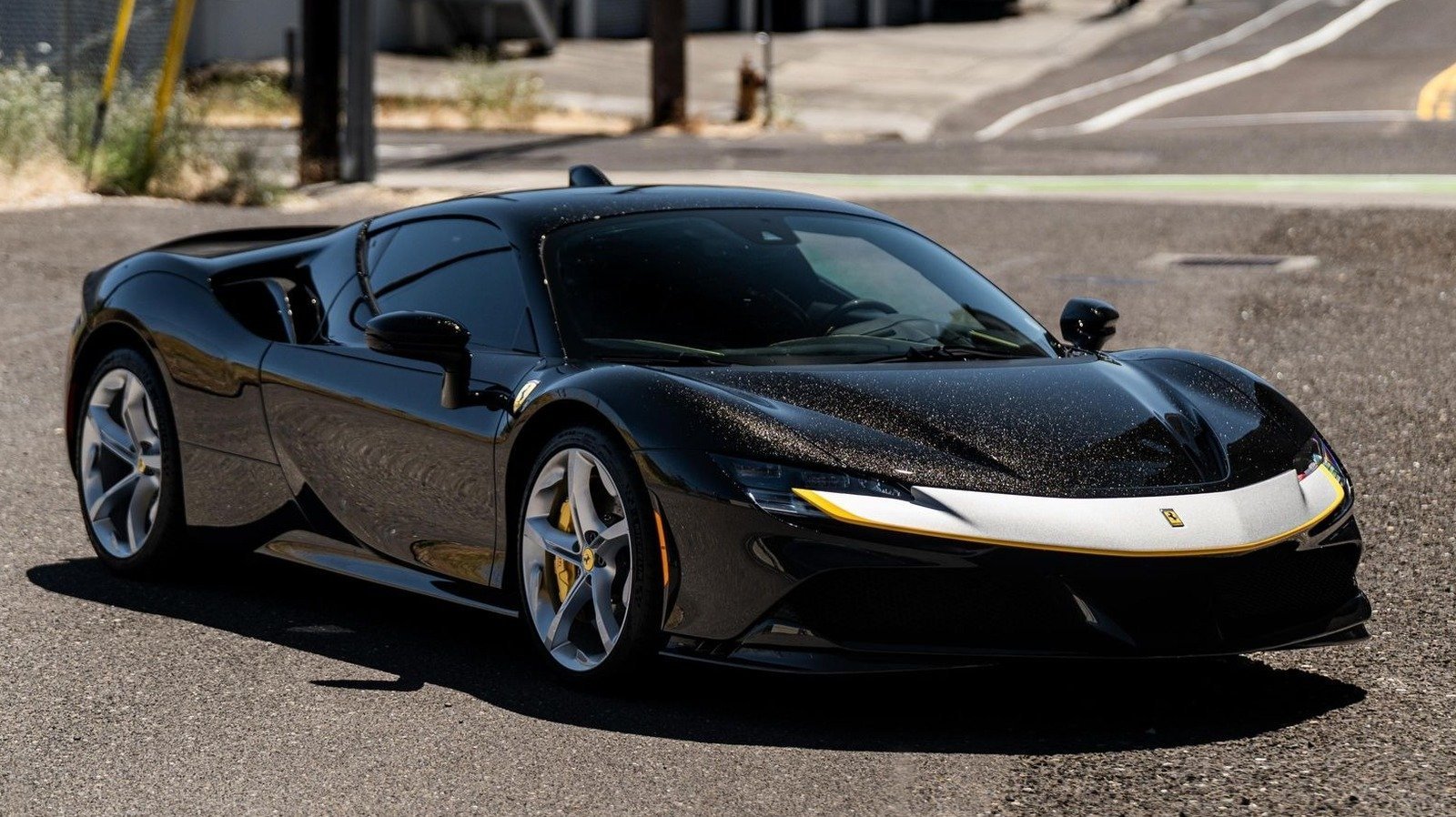 Mașina Nero Galaxy Ferrari SF90 are probabil cea mai bună vopsea neagră văzută vreodată.