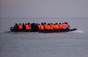 Mii de migranți au trecut cu ambarcațiuni mici prin Canalul Mânecii, după încheierea unui nou pact între Regatul Unit și Franțaea noastră”