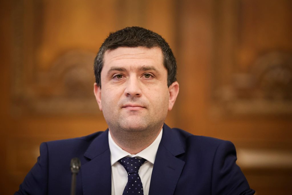Miruţă: Persoanele care doresc să ocupe roluri de conducere în