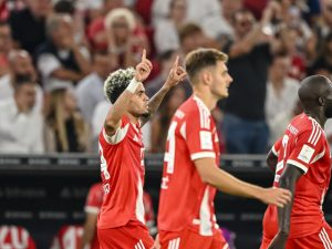 Titlul reformulat ar putea fi: “Transmisiune în direct | Stuttgart – Bayern Munchen 0-0, în acest moment, la canalul de sport Digi Sport trei, în cadrul Supercupei Germaniei”.

Sau, folosind sinonime:
“Live | Stuttgart confrunta Bayern Munchen cu scorul 0-0, în prezent, la postul de televiziune sportivă Digi Sport trei, în competiția pentru Supercupa Germaniei”.