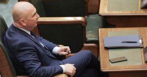 Iată o versiune reformulată a titlului: “Reorganizarea autorităților locale, suspendată pentru două săptămâni la solicitarea Partidului Social Democrat. Ședința de guvern, anulată potrivit unor surse oficiale” 

Sau, într-o altă variantă: 
“Reorganizarea administrației publice locale, amânată cu două săptămâni după cererea manufacturer de către PSD. Ședința guvernului, anulată conform informațiilor din surse guvernamentale”