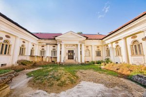 Vila lui Nicolae Ceaușescu cu 30 de camere, scoasă la vânzare: aspect și preț