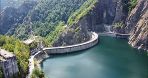 Ministrul Energiei infirmă știrea falsă privind secatul lacului Vidraru de către francezi pentru extragerea aurului