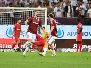 Echipa Rapid conduce meciul cu scorul de 0-1 impotriva lui FCSB, transmis in direct pe un canal de sport, iar jucătorii echipei Giulești încearcă să egaleze scorul.