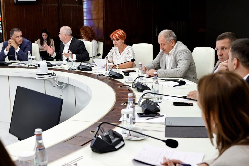 Premierul-Ilie-Bolojan-intalnire-cu-reprezentantii-Asociatiei-Municipiilor-din-Romania.jpeg