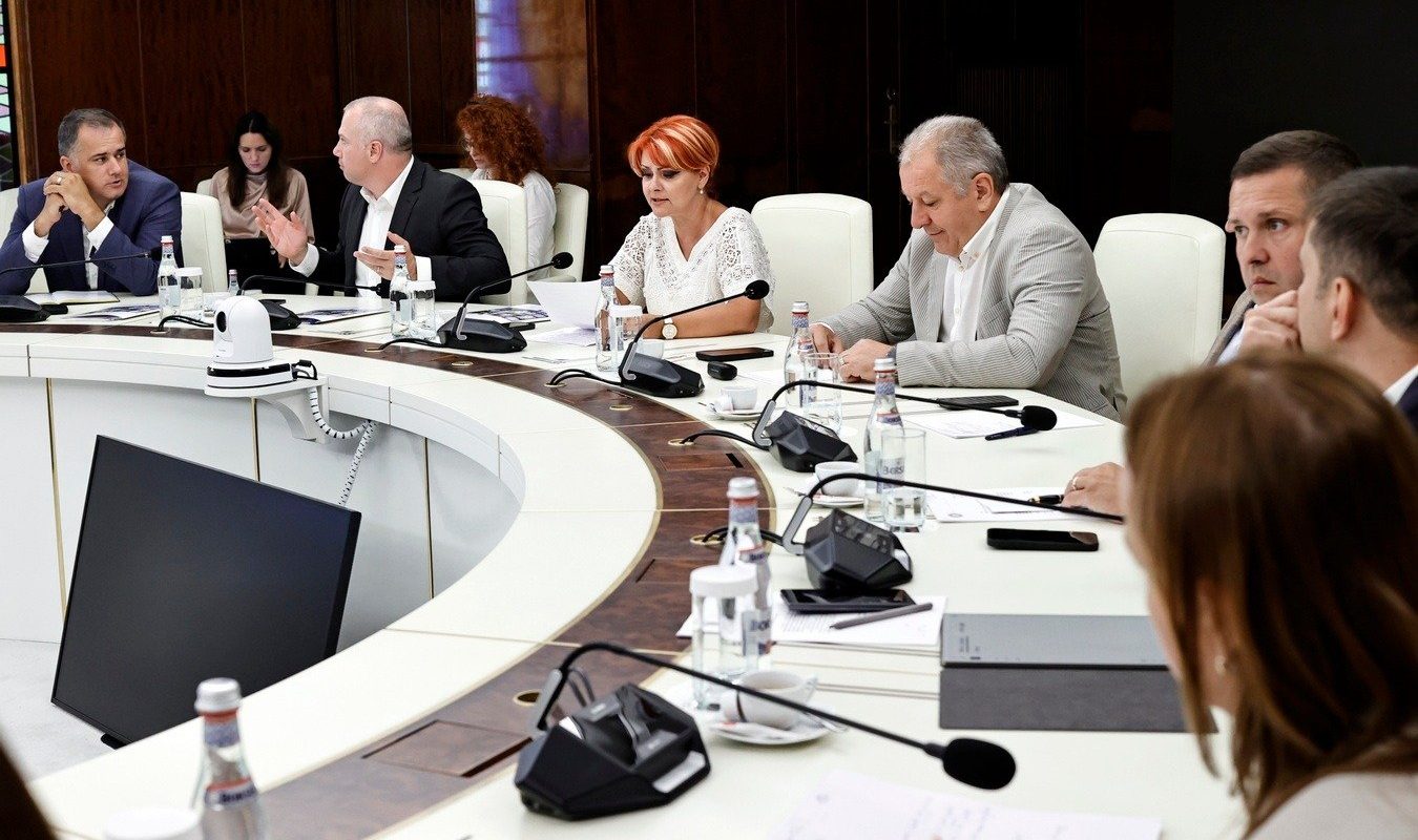 Premierul-Ilie-Bolojan-intalnire-cu-reprezentantii-Asociatiei-Municipiilor-din-Romania.jpeg