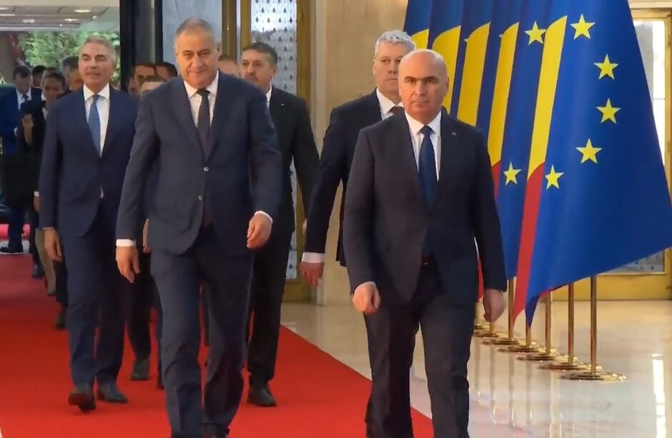 Premierul-Ilie-Bolojan-si-membrii-Guvernului-ajung-la-Palatul-Victoria-e1756323150823.jpg